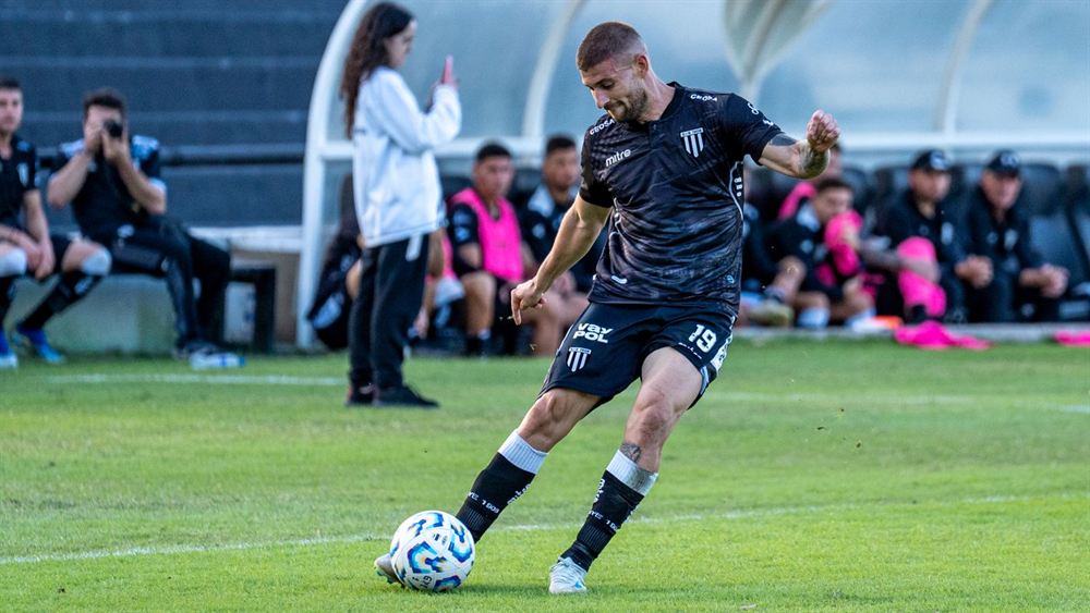 Jogador de futebol em ação no campo